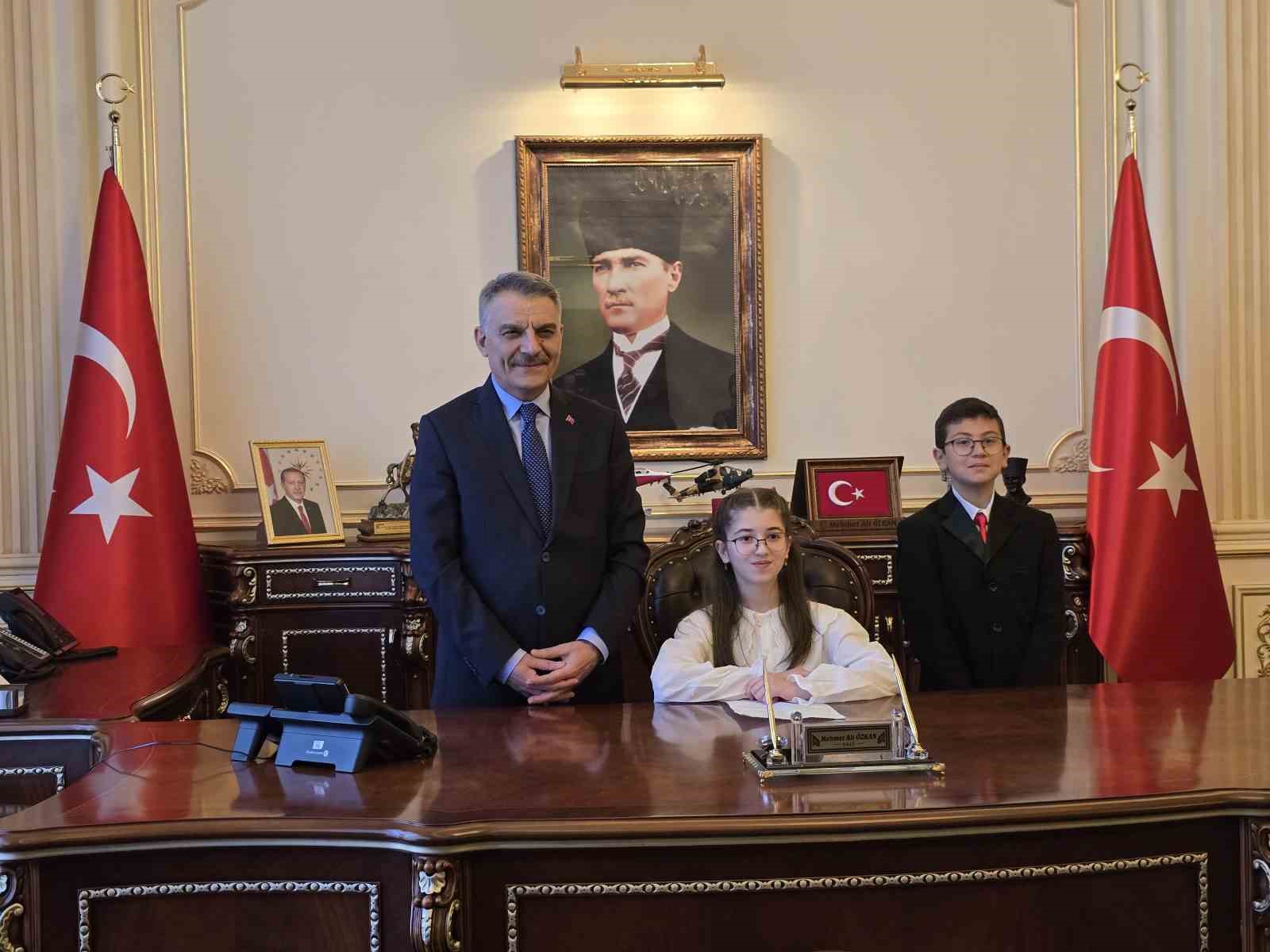 Vali koltuğuna oturdu, ilk talimatı okul güvenliği oldu
