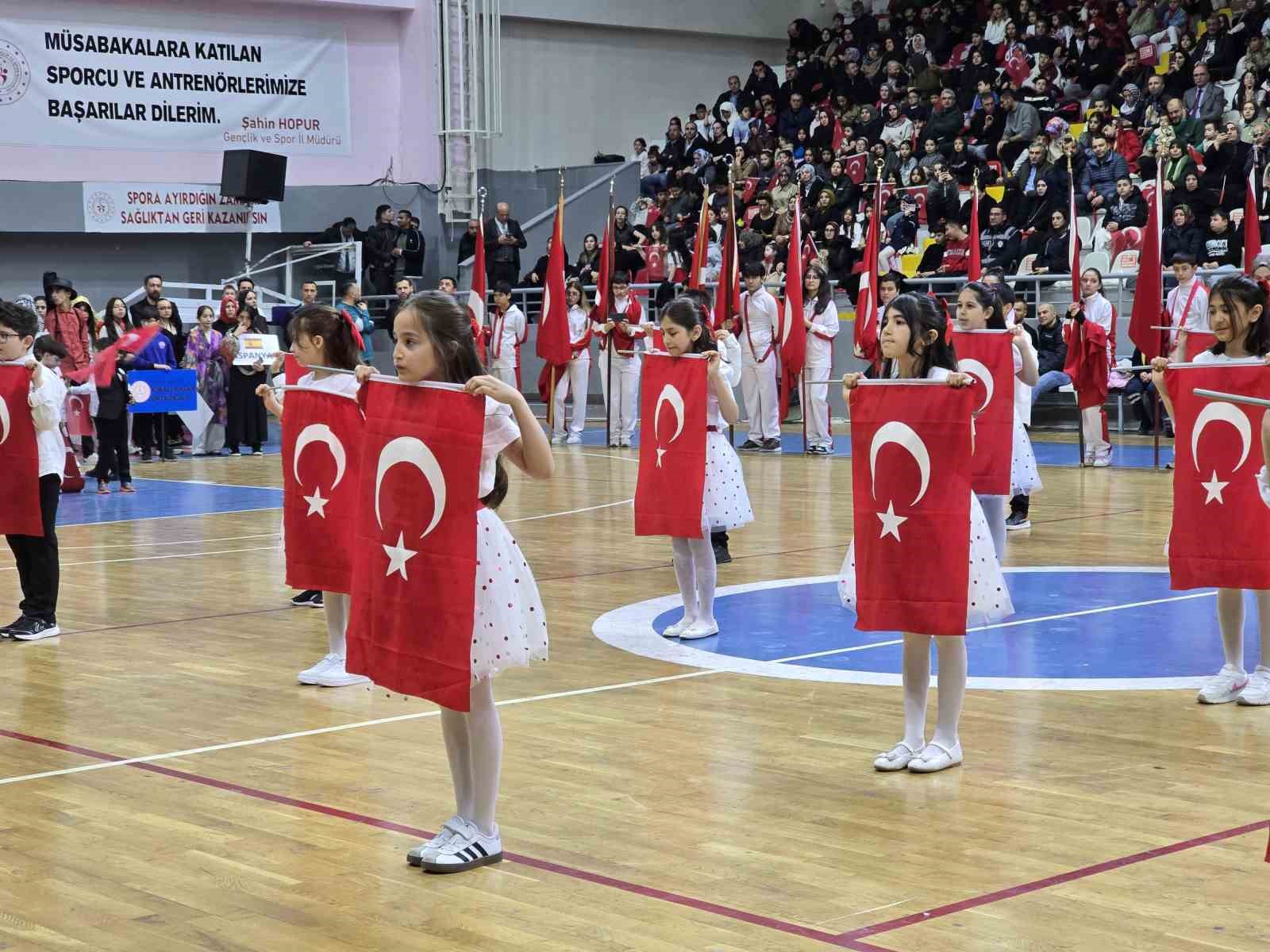 Vali koltuğuna oturdu, ilk talimatı okul güvenliği oldu
