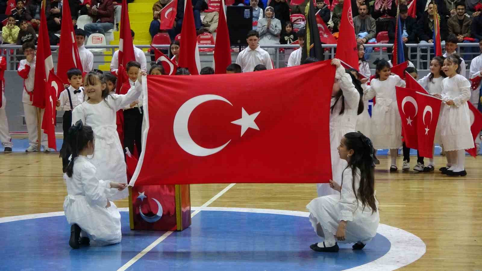 Vali koltuğuna oturdu, ilk talimatı okul güvenliği oldu
