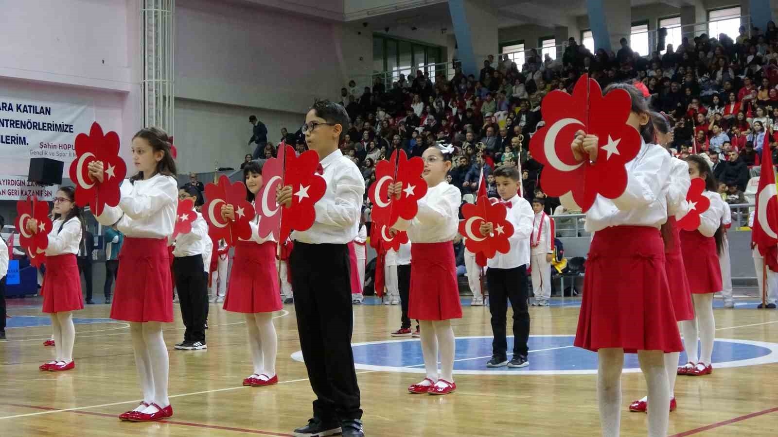 Vali koltuğuna oturdu, ilk talimatı okul güvenliği oldu
