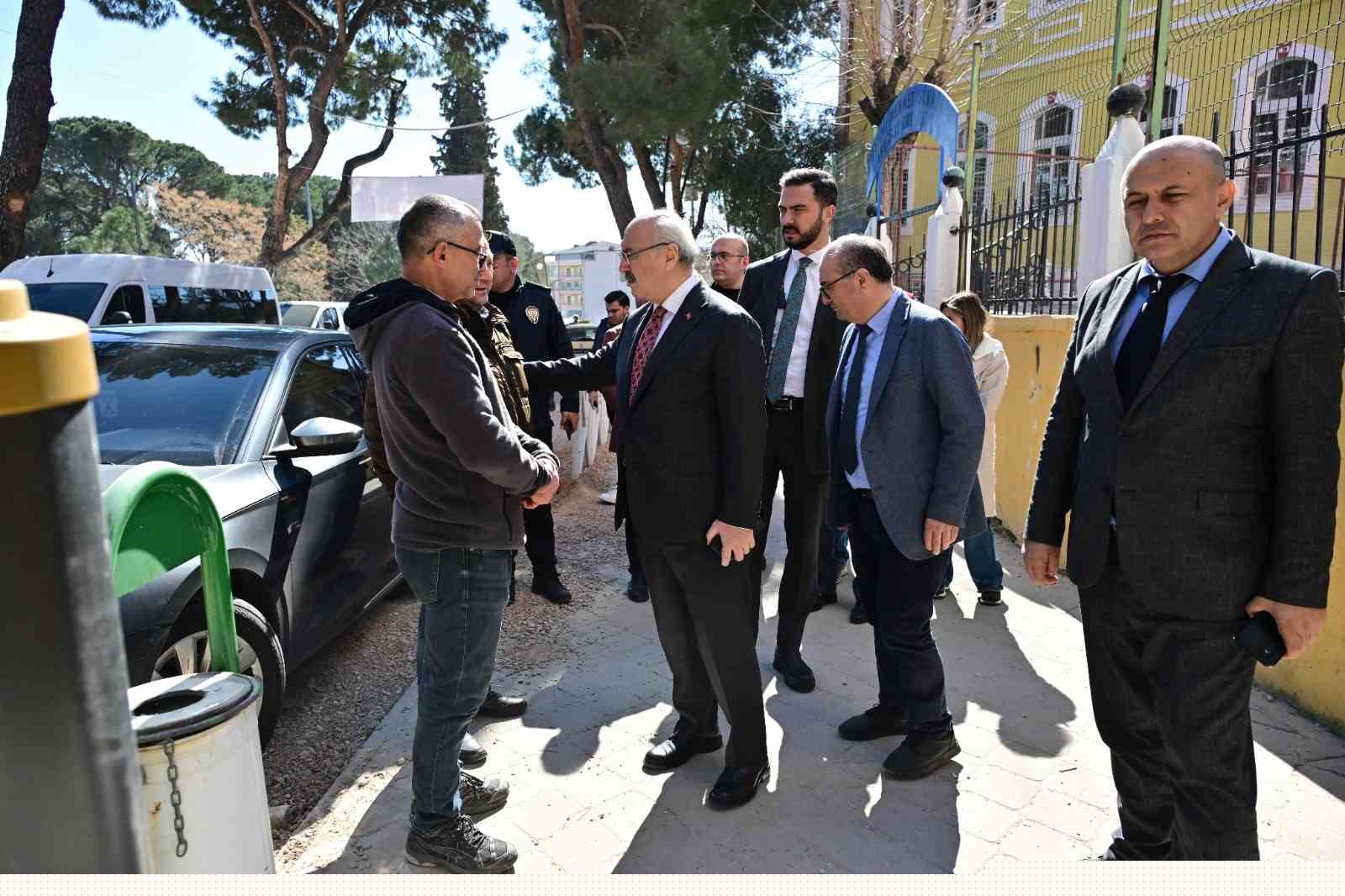 Vali Köşger, 5.1’lik depremin merkez üssü Buldan’da incelemelerde bulundu
