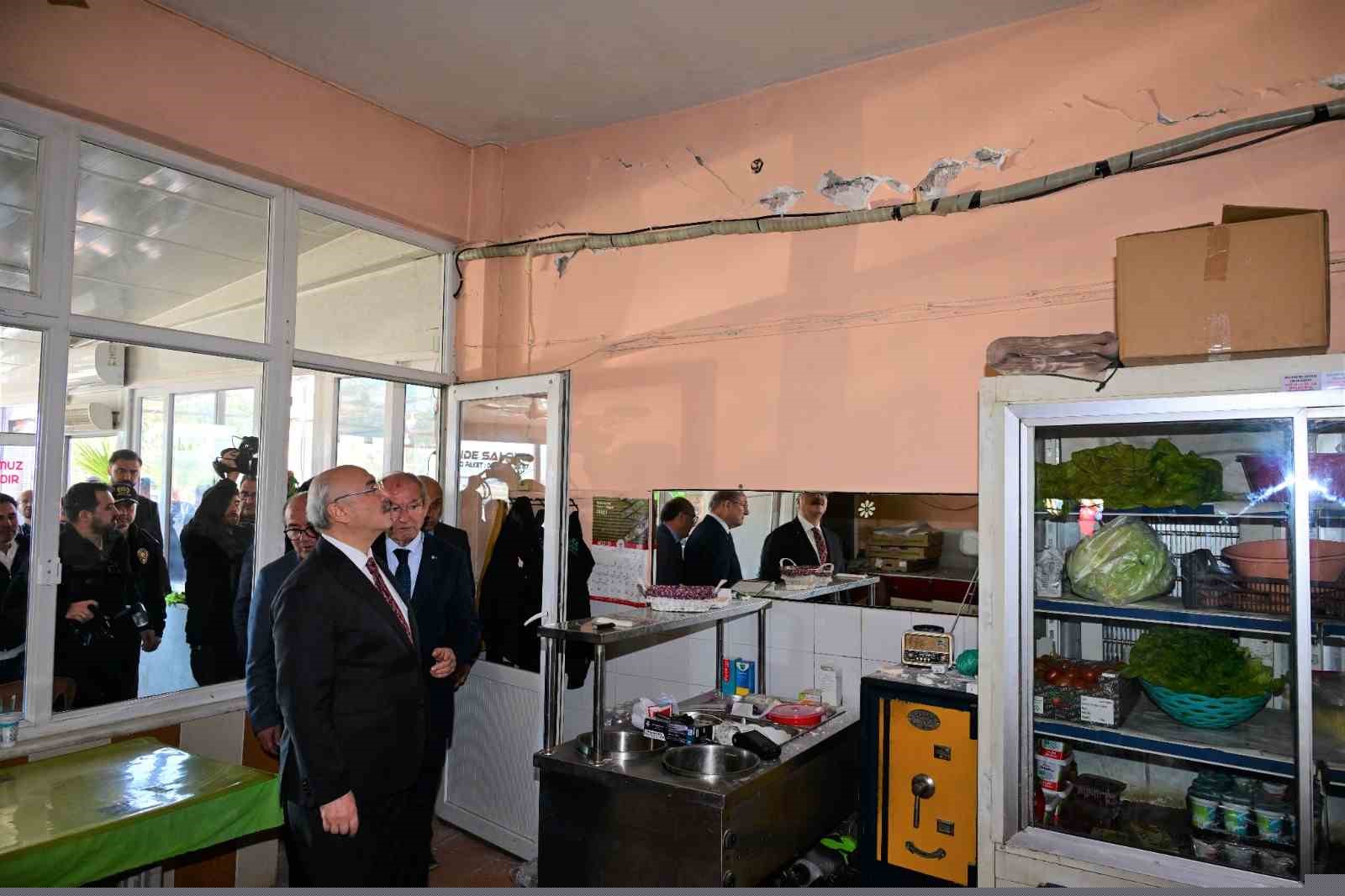 Vali Köşger, 5.1’lik depremin merkez üssü Buldan’da incelemelerde bulundu
