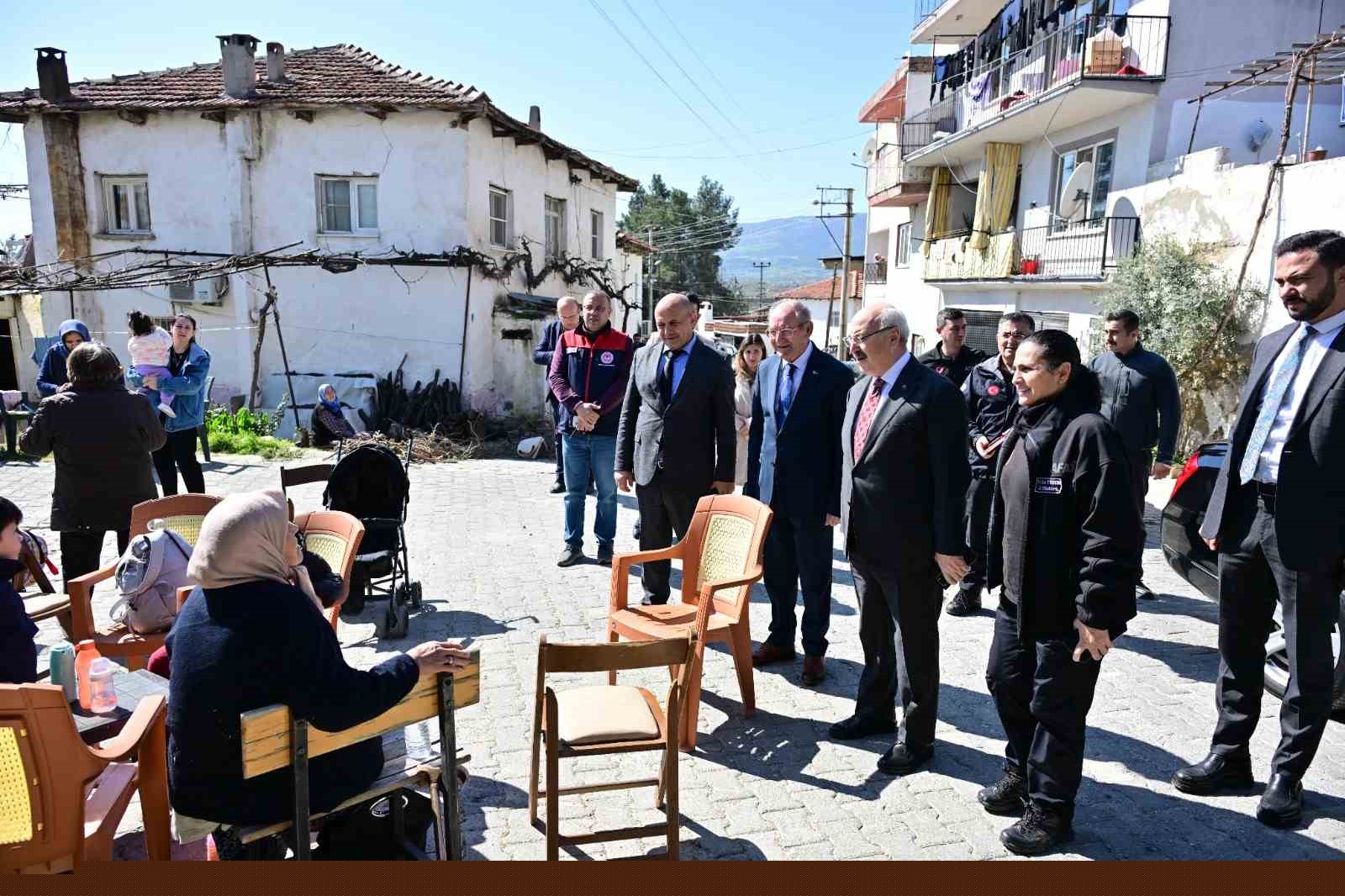 Vali Köşger, 5.1’lik depremin merkez üssü Buldan’da incelemelerde bulundu
