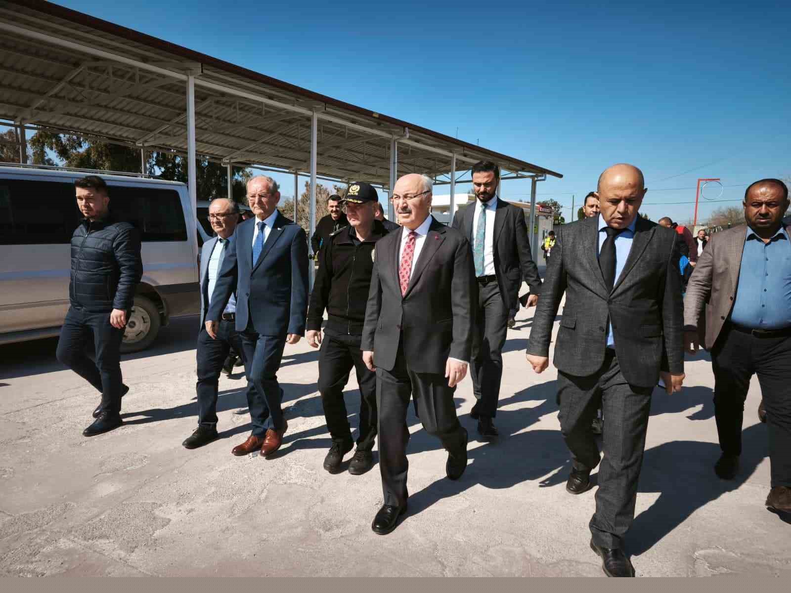 Vali Köşger açıklama yaptığı sırada artçı depreme yakalandı
