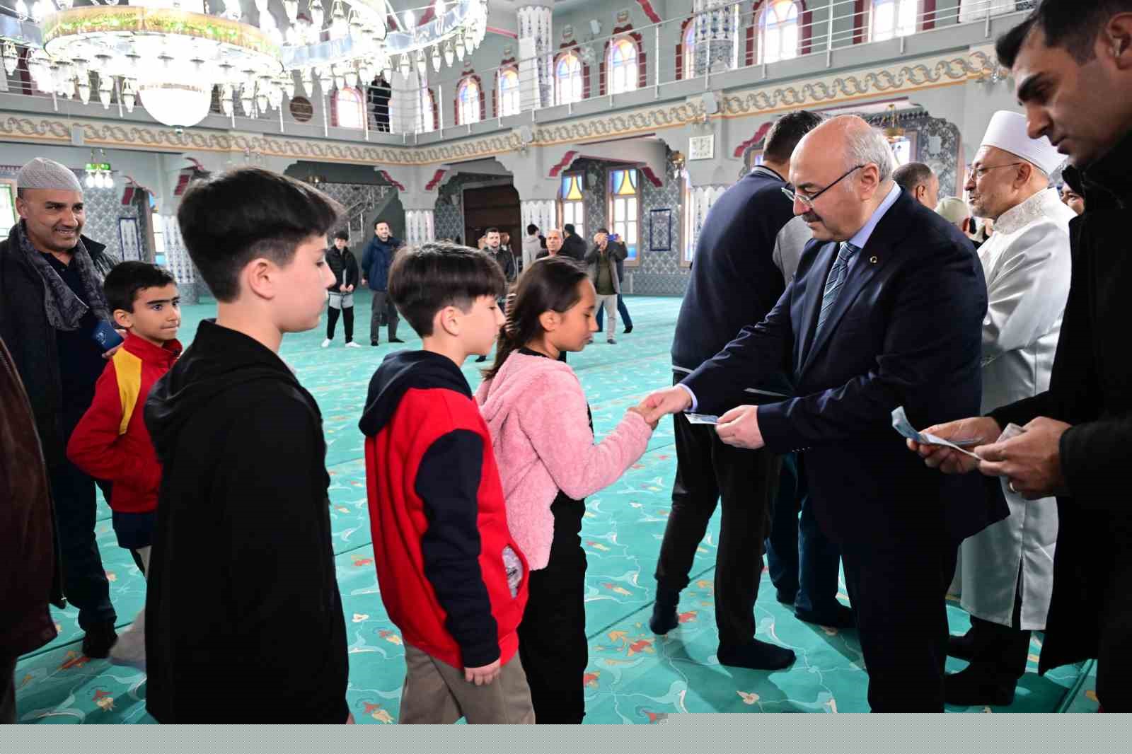 Vali Köşger bayram sevincini görevi başındaki personeller ve vatandaşlarla paylaştı
