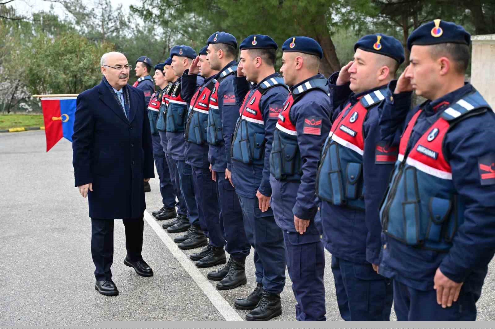 Vali Köşger bayram sevincini görevi başındaki personeller ve vatandaşlarla paylaştı
