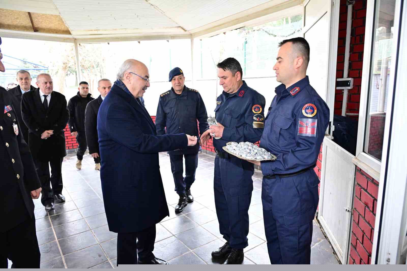Vali Köşger bayram sevincini görevi başındaki personeller ve vatandaşlarla paylaştı
