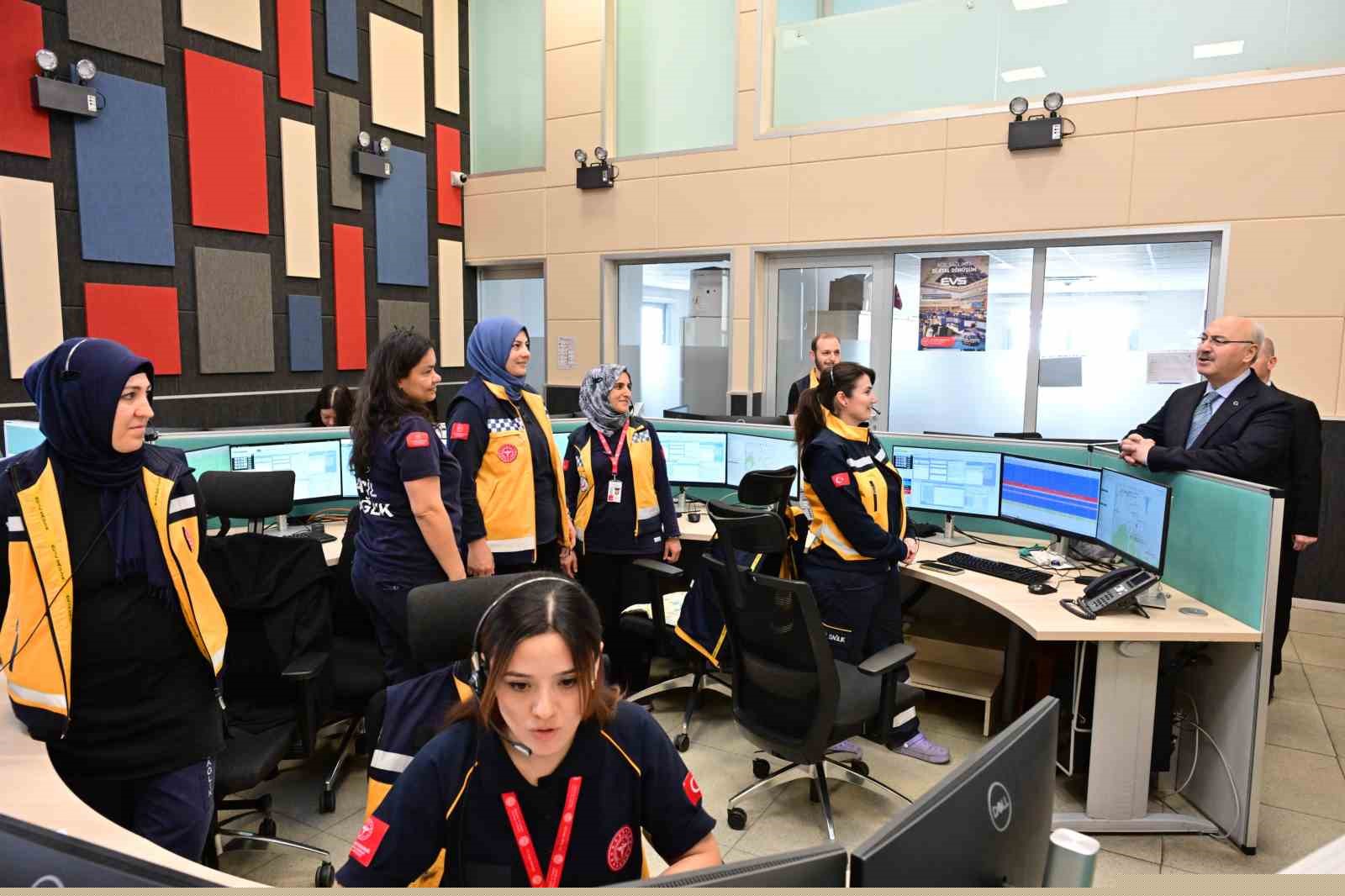 Vali Köşger bayram sevincini görevi başındaki personeller ve vatandaşlarla paylaştı
