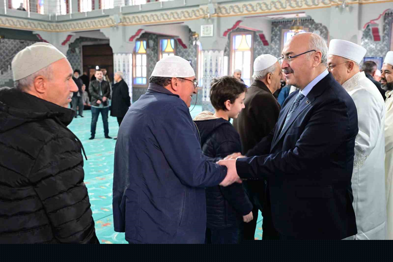 Vali Köşger bayram sevincini görevi başındaki personeller ve vatandaşlarla paylaştı
