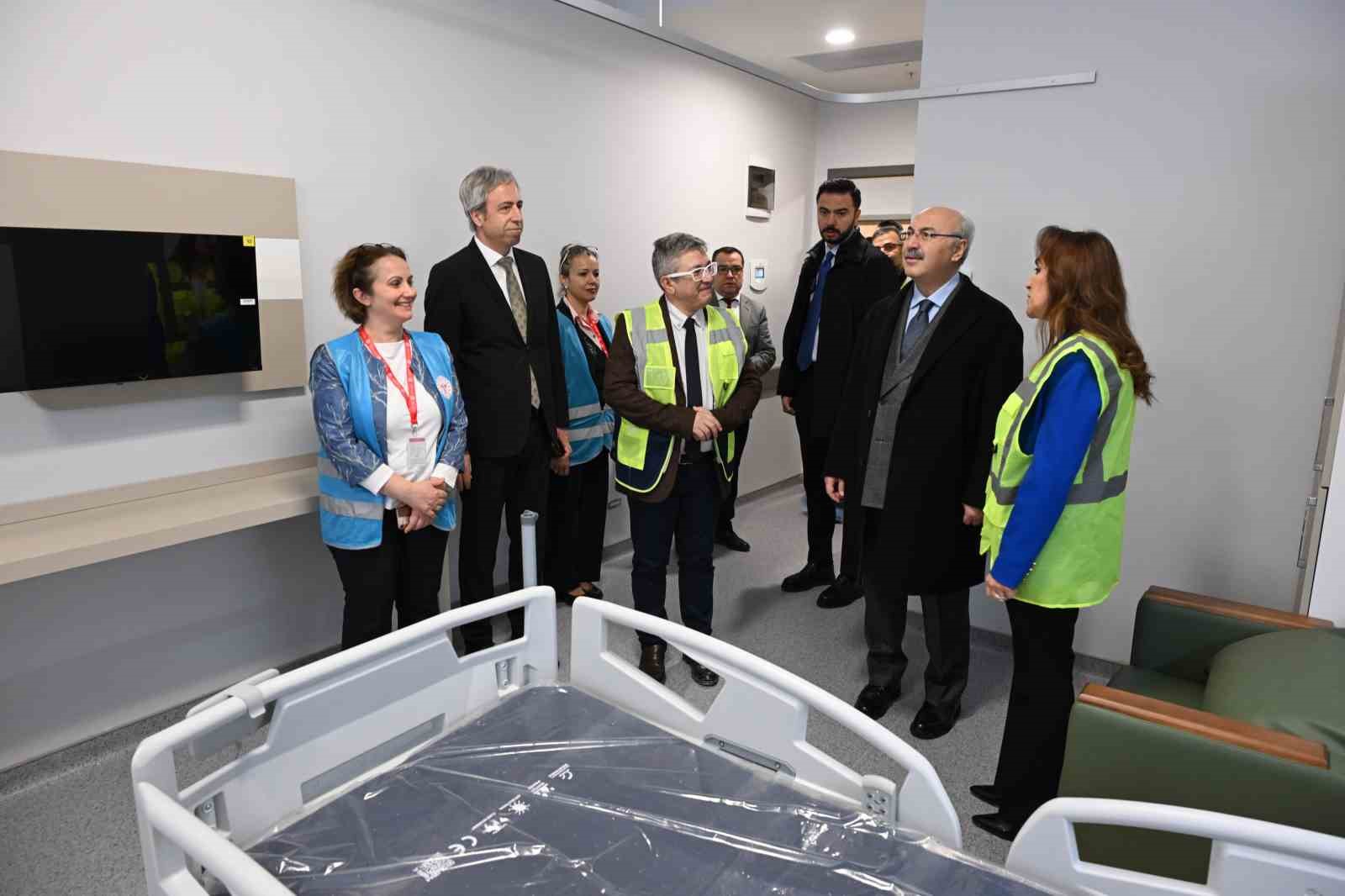 Vali Köşger, Denizli Acil Durum Hastanesi inşaatının son durumu hakkında bilgi aldı
