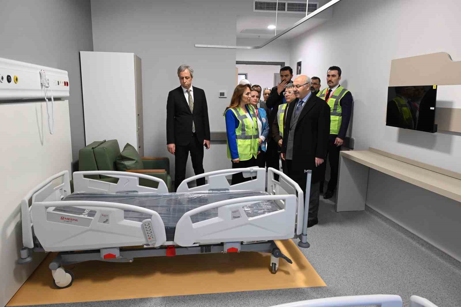 Vali Köşger, Denizli Acil Durum Hastanesi inşaatının son durumu hakkında bilgi aldı
