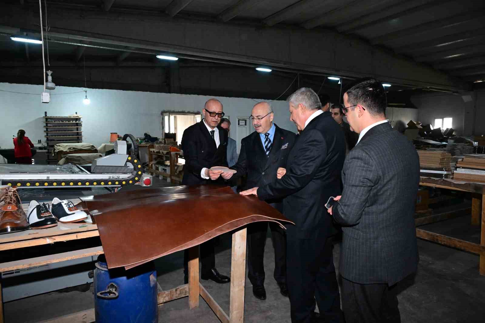 Vali Köşger  deri fabrikalarına ziyaret etti

