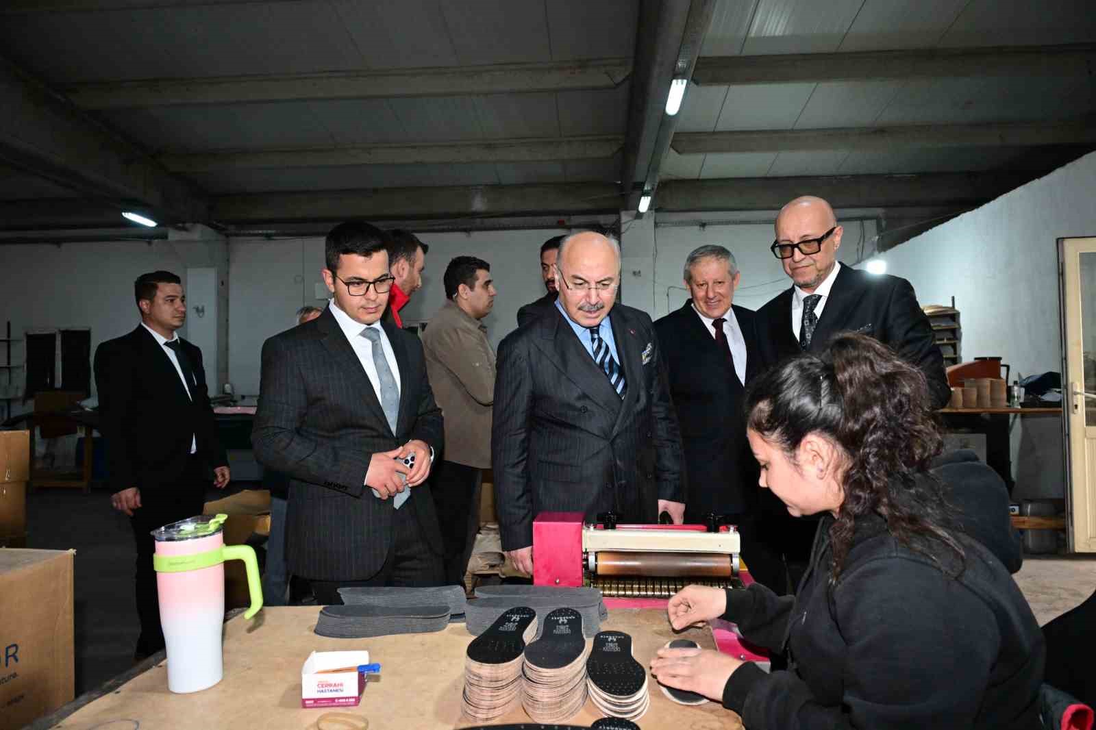 Vali Köşger  deri fabrikalarına ziyaret etti
