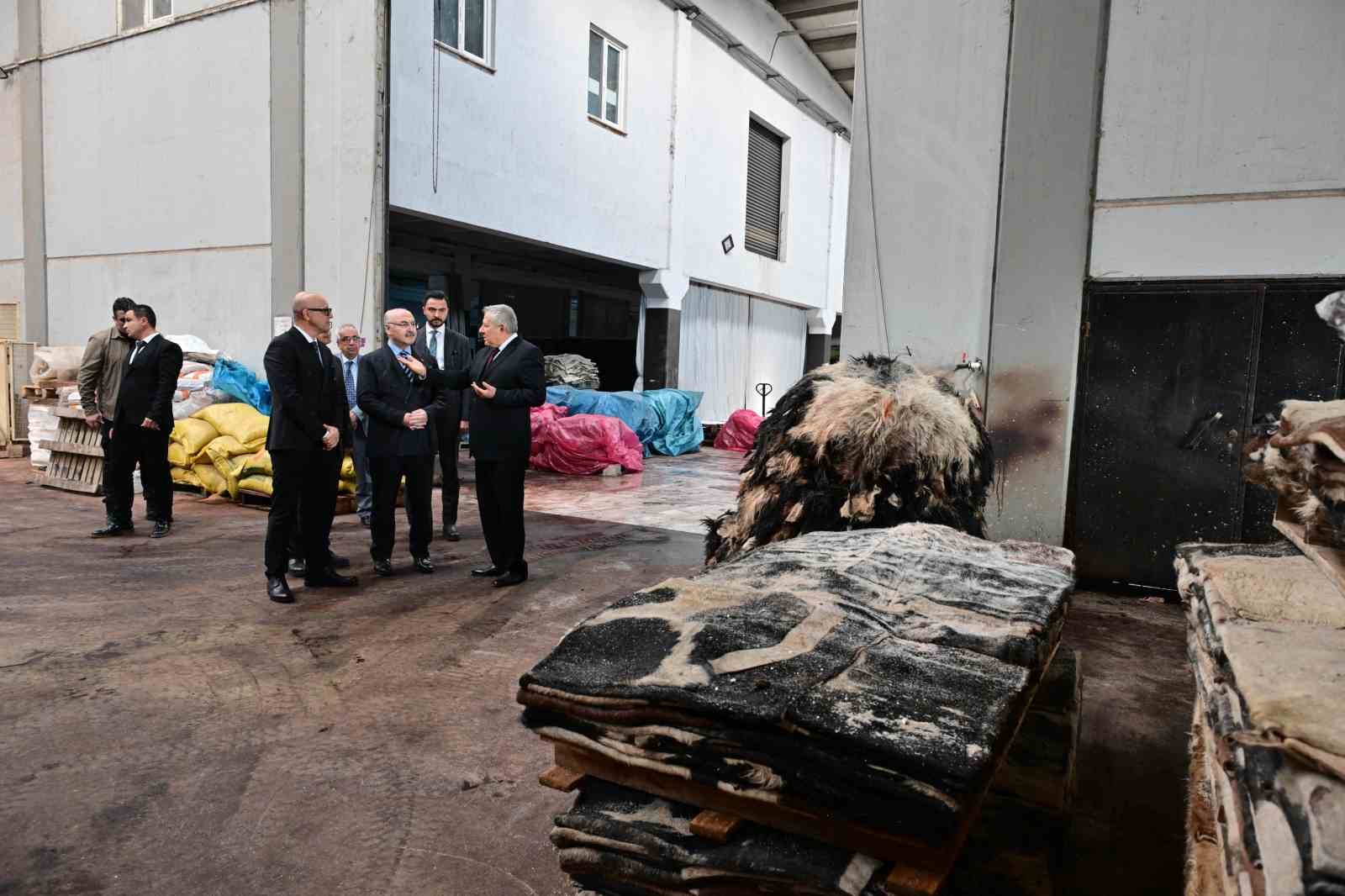Vali Köşger  deri fabrikalarına ziyaret etti
