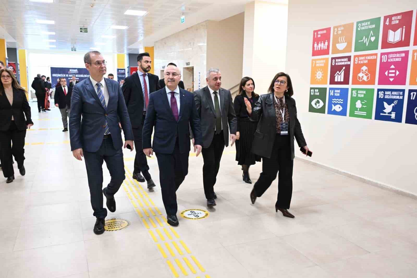 Vali Köşger; "Girişimcilik ve hayat becerileri güçlü nesillerin temelidir"
Vali Köşger; "Girişimcilik ve hayat becerileri güçlü nesillerin temelidir"
