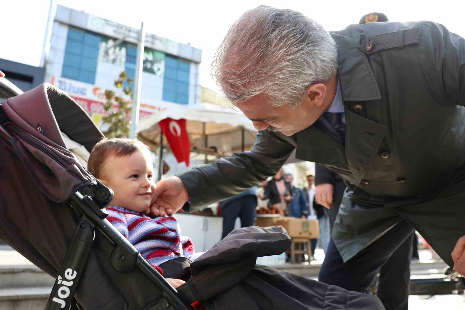 Vali Makas, esnafları gezdi vatandaşlar sohbet etti
