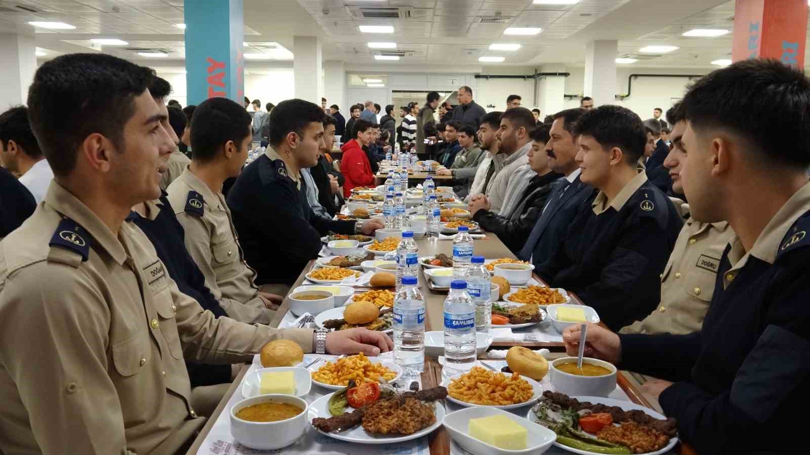 Vali Masatlı üniversite öğrencileriyle iftar sofrasında bir araya geldi
