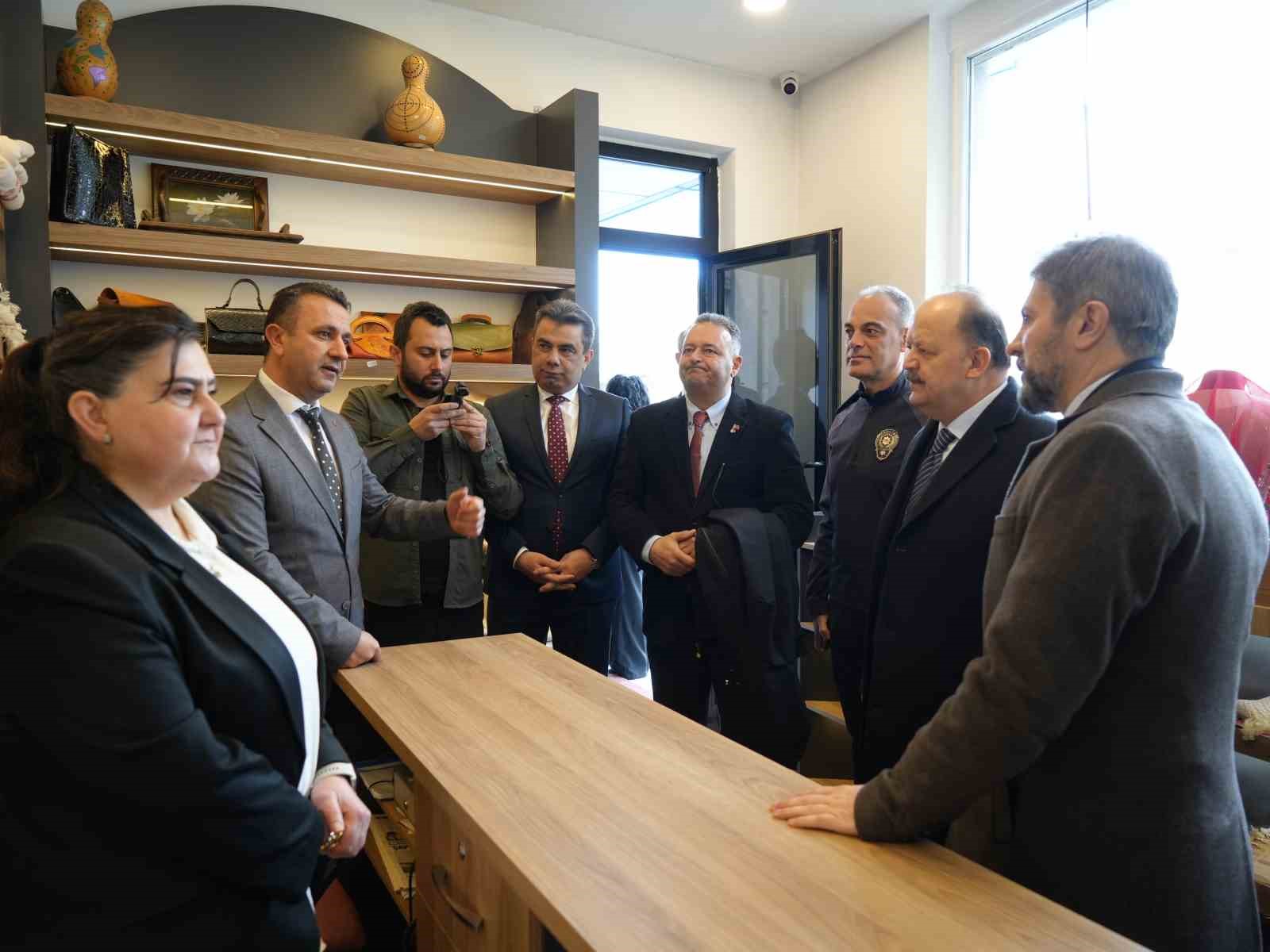 Vali Meftun Dallı: "Merakı olanlar birazcık fedakarlık yaparsa bu sanatlarımızı kaybetmemiş oluruz"
