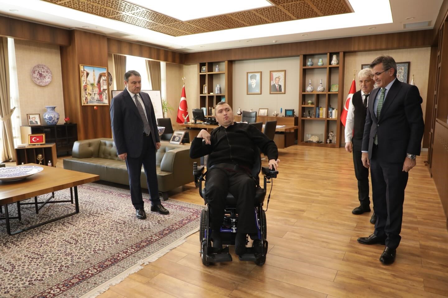 Vali Musa Işın, engelli vatandaş İsmet Öksüz’e yeni engelli aracını takdim etti
