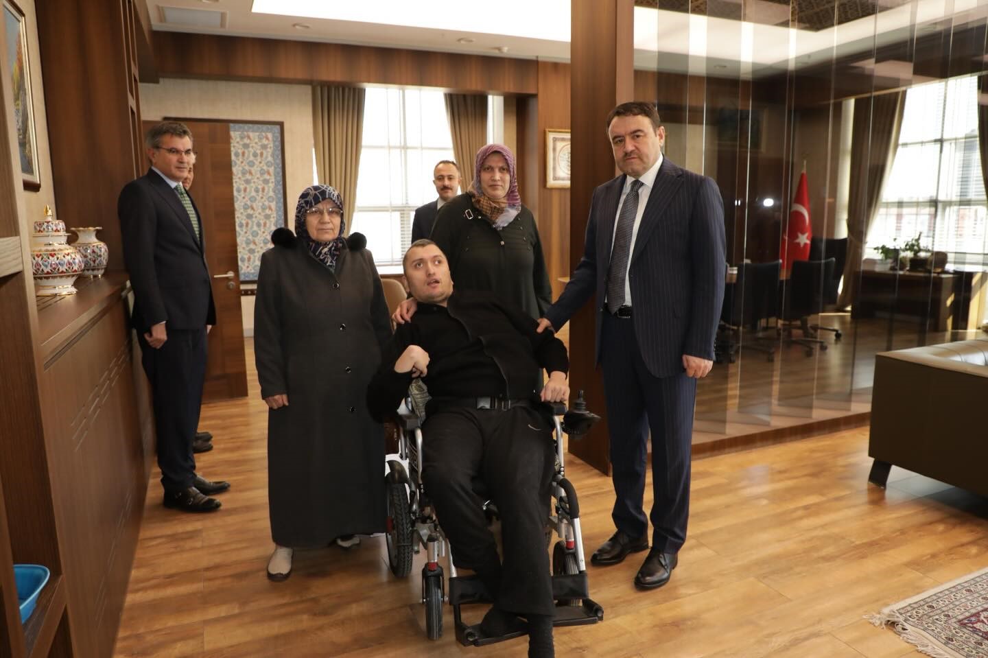 Vali Musa Işın, engelli vatandaş İsmet Öksüz’e yeni engelli aracını takdim etti
