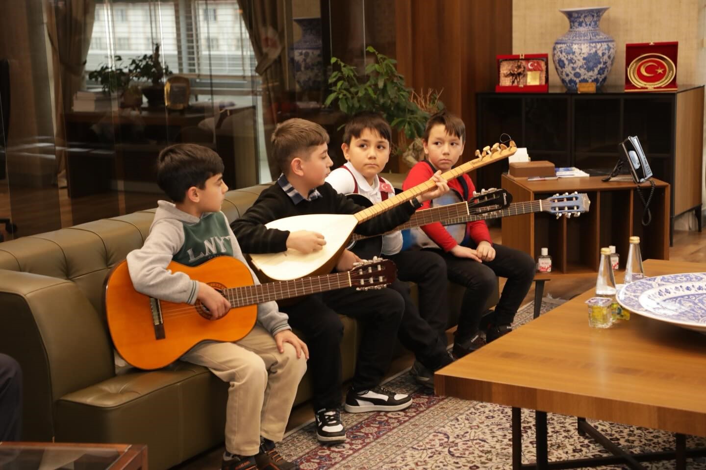 Vali Musa Işın, Halk Eğitim Merkezi Müzik Topluluğu öğrencilerini kabul etti
