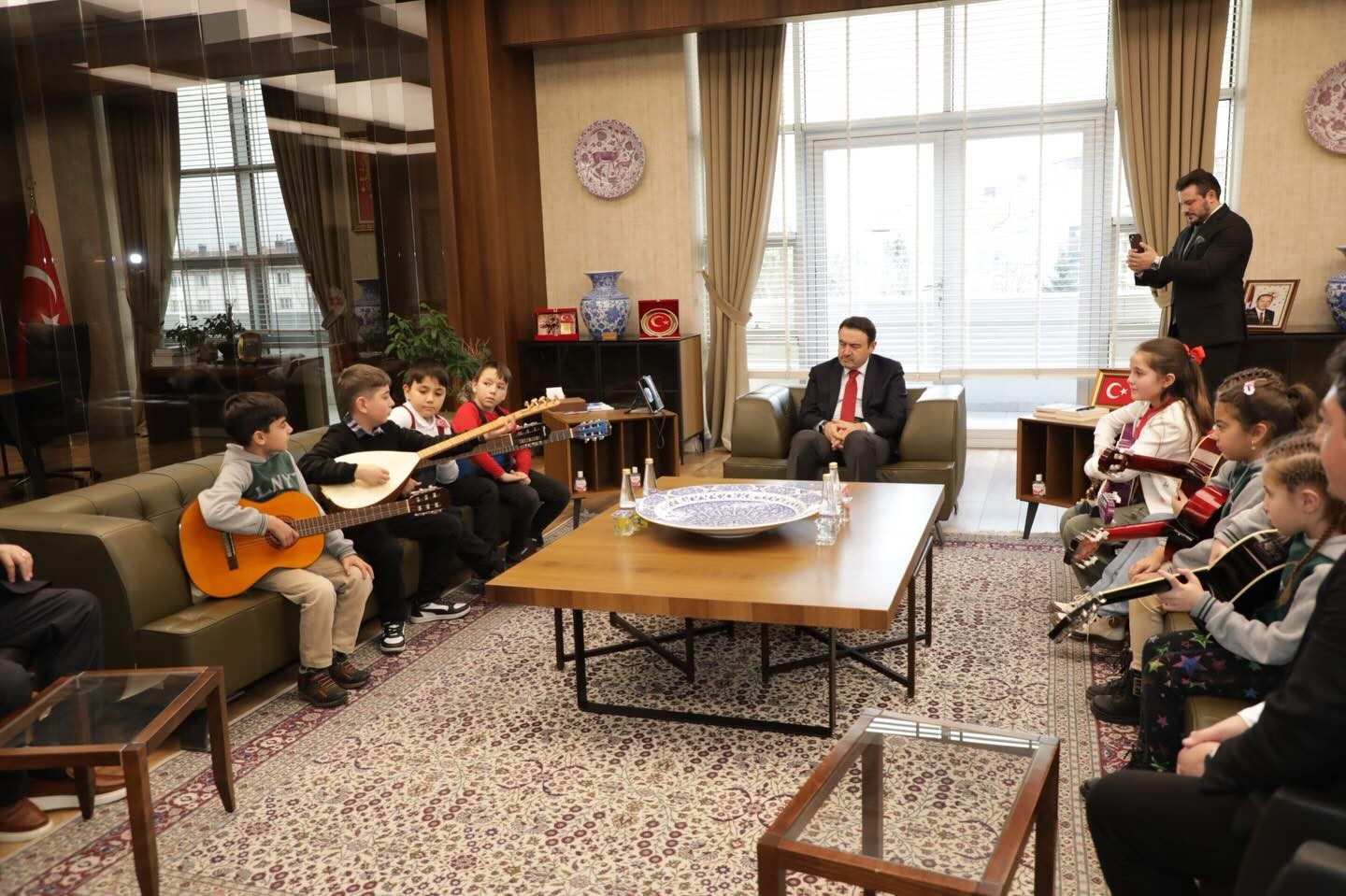 Vali Musa Işın, Halk Eğitim Merkezi Müzik Topluluğu öğrencilerini kabul etti
