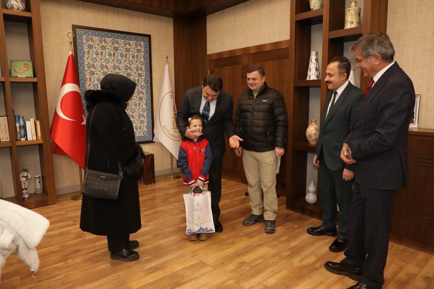 Vali Musa Işın, minik Havva ve ailesini valilik makamında ağırladı
