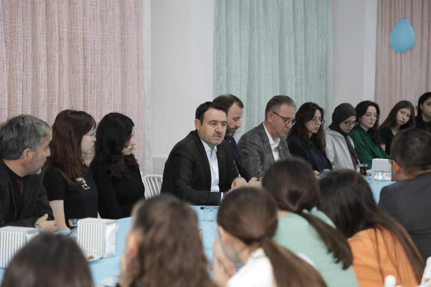 Vali Musa Işın, Necip Fazıl Kısakürek Anadolu Lisesi’nde öğrencilerle iftar yaptı
