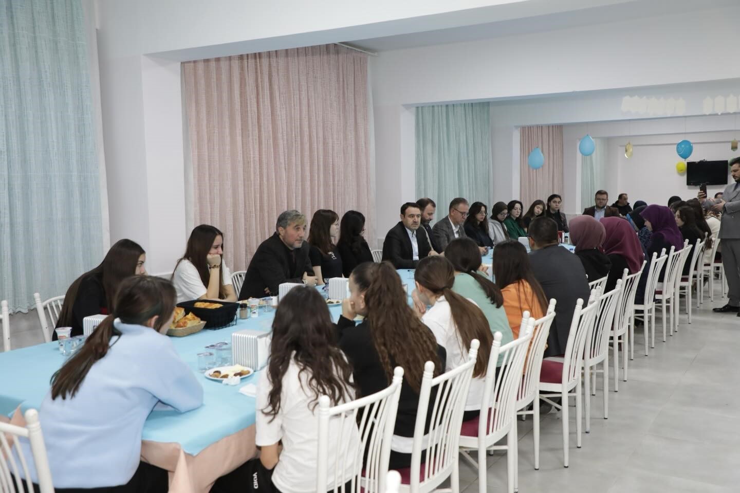 Vali Musa Işın, Necip Fazıl Kısakürek Anadolu Lisesi’nde öğrencilerle iftar yaptı
