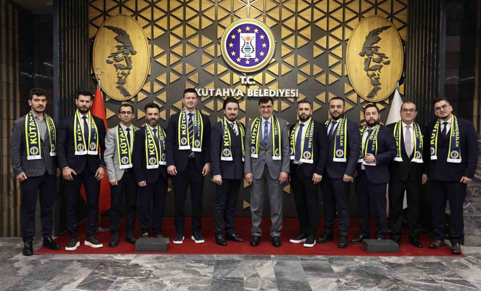Vali Musa Işın ve Başkan Eyüp Kahveci, Kütahya Fenerbahçeliler Derneği yöneticilerini ağırladı
Vali Musa Işın ve Başkan Eyüp Kahveci, Kütahya Fenerbahçeliler Derneği yöneticilerini ağırladı