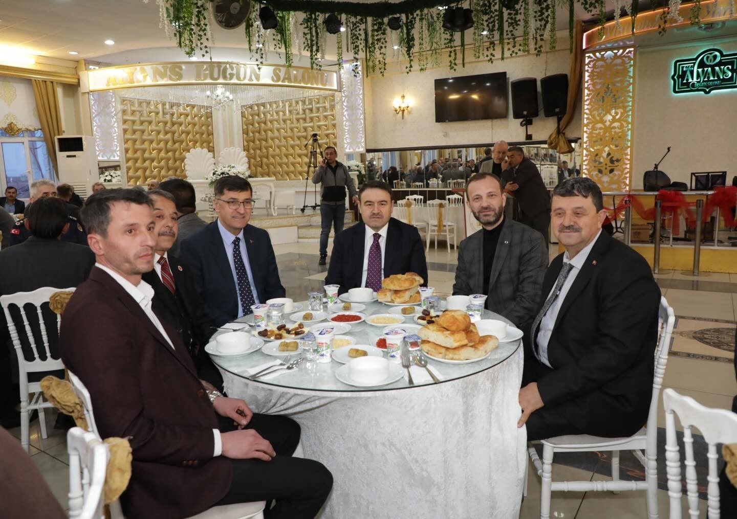 Vali Musa Işın ve il protokol üyeleri muhtarlarla iftarda buluştu

