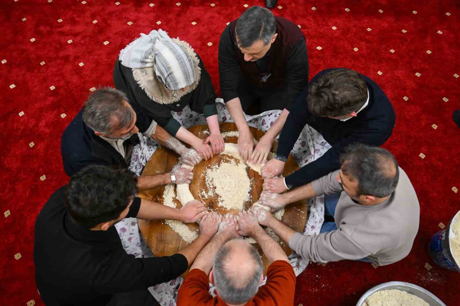 Vali Mustafa Çiftçi, Yazıpınar köyünde tel helvası geleneğine katıldı
