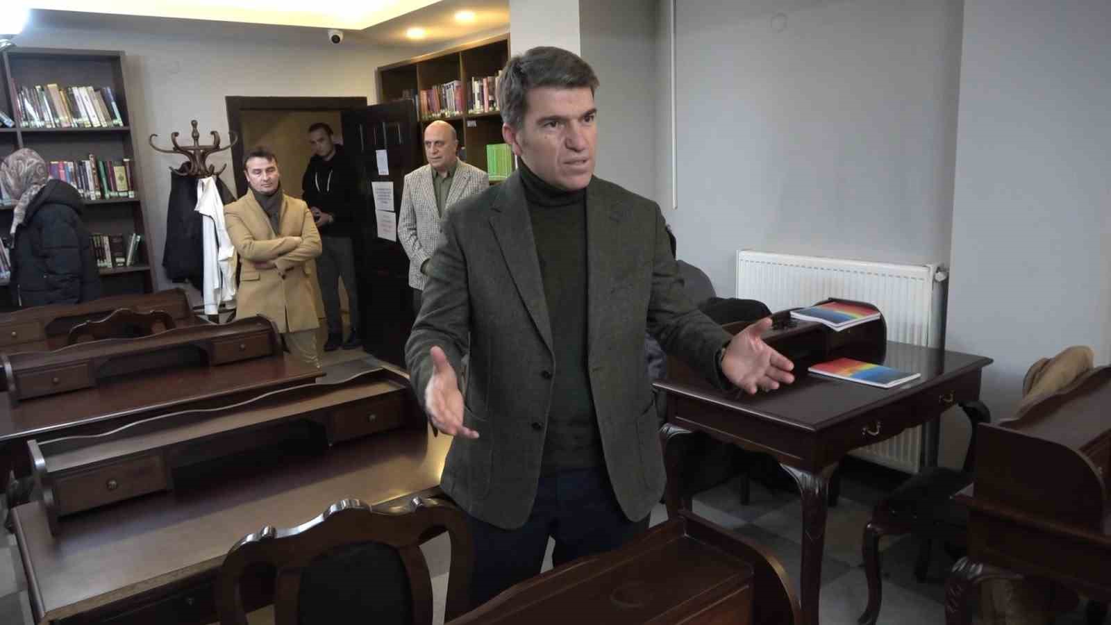 Vali Önder Bakan, cami bahçesinde ve kütüphanede vatandaşlara simit ile ayran dağıttı
