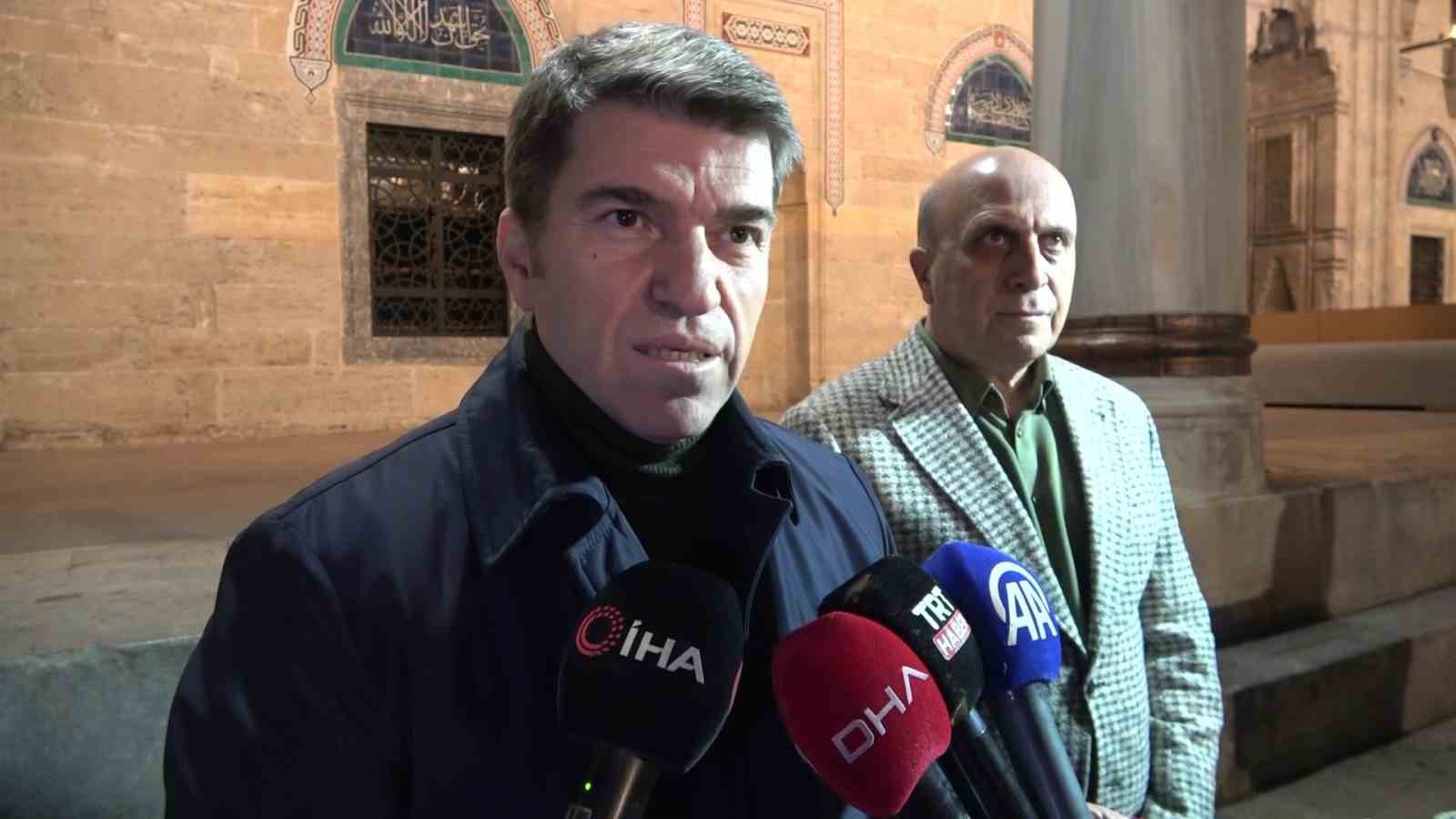 Vali Önder Bakan, cami bahçesinde ve kütüphanede vatandaşlara simit ile ayran dağıttı
