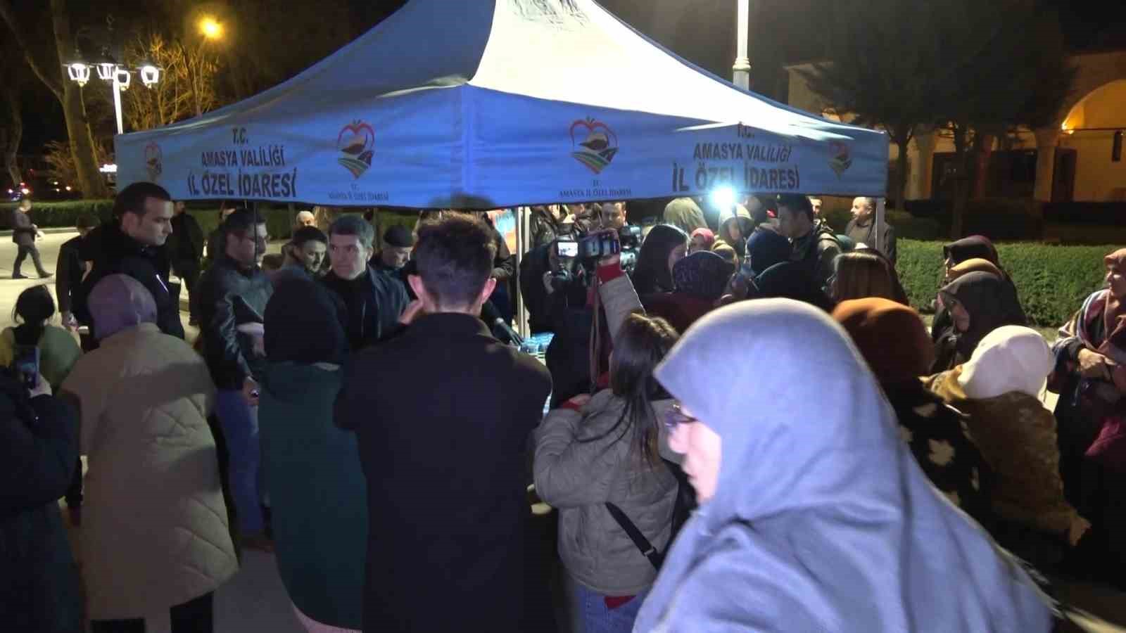 Vali Önder Bakan, cami bahçesinde ve kütüphanede vatandaşlara simit ile ayran dağıttı
