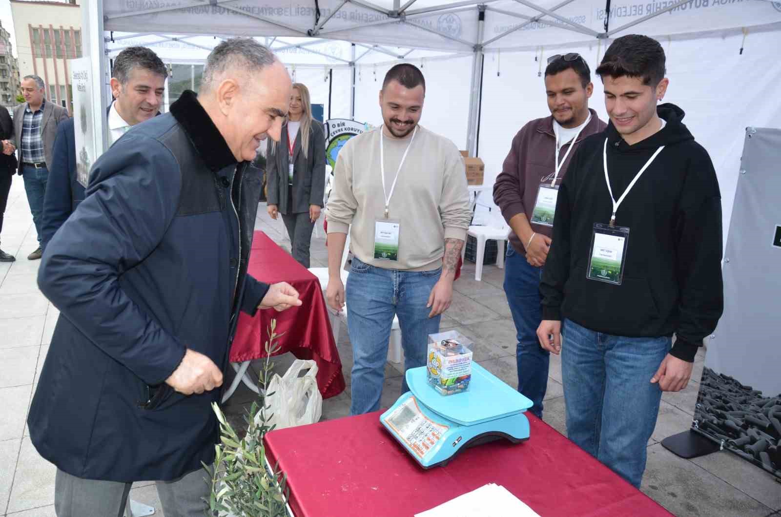 Vali Özkan atık pil teslim etti, zeytin fidanı aldı
Vali Özkan atık pil teslim etti, zeytin fidanı aldı