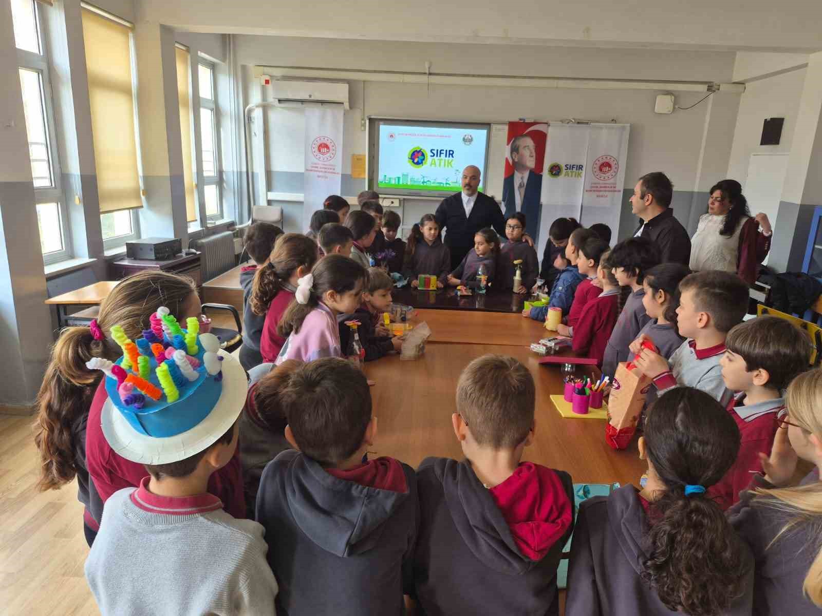 Vali Özkan atık pil teslim etti, zeytin fidanı aldı
Vali Özkan atık pil teslim etti, zeytin fidanı aldı