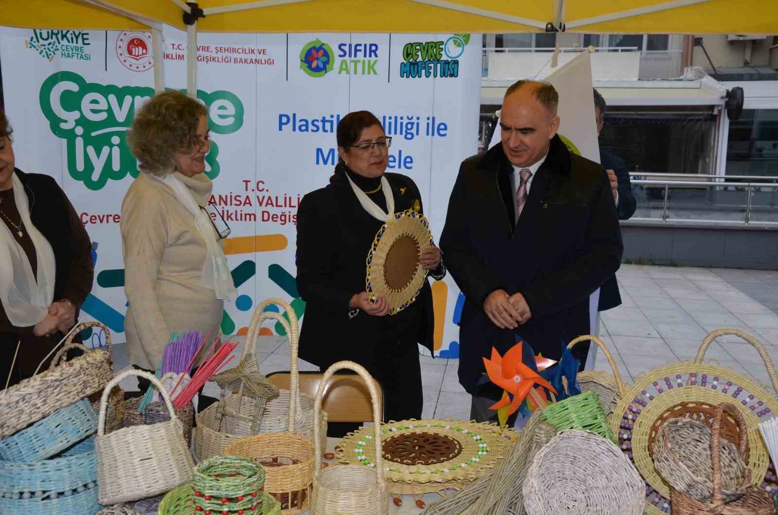 Vali Özkan atık pil teslim etti, zeytin fidanı aldı
Vali Özkan atık pil teslim etti, zeytin fidanı aldı