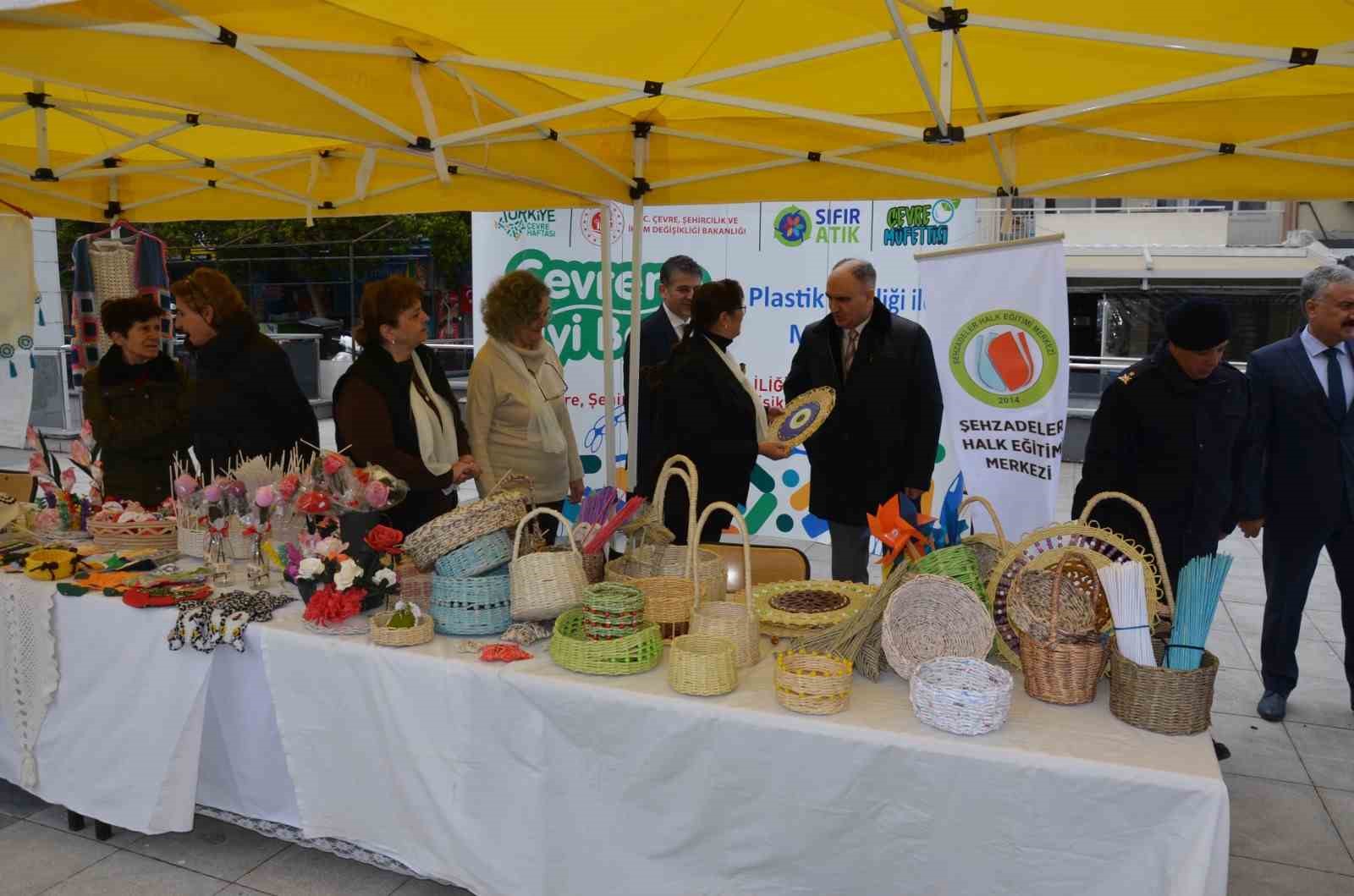 Vali Özkan atık pil teslim etti, zeytin fidanı aldı
Vali Özkan atık pil teslim etti, zeytin fidanı aldı