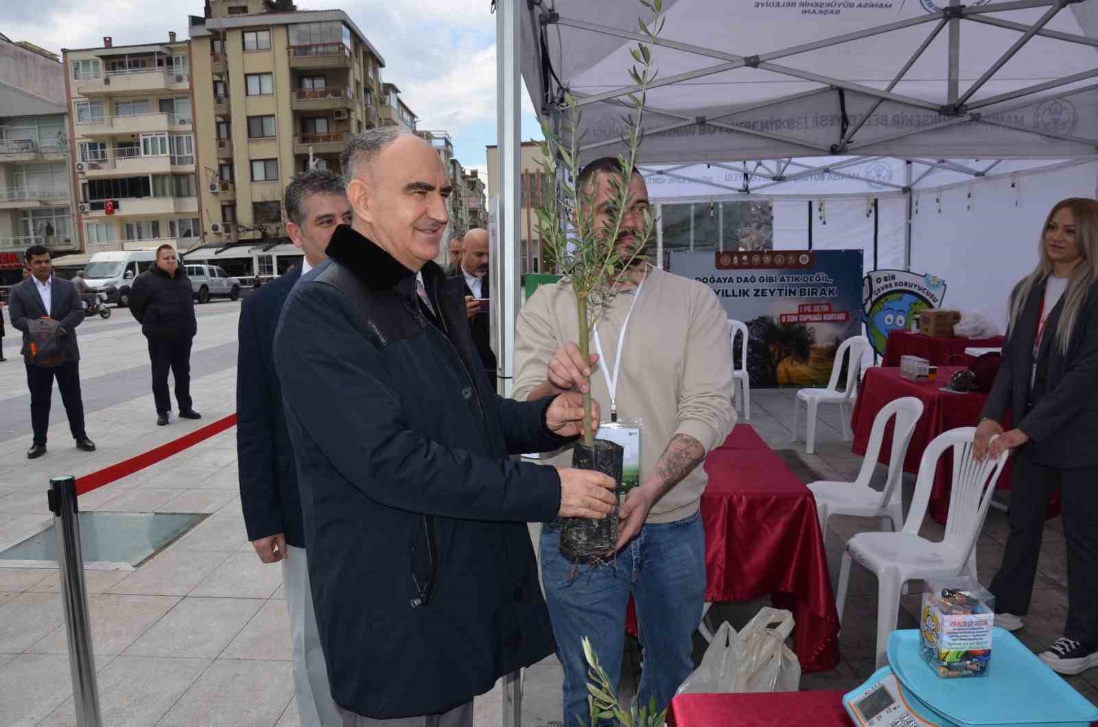 Vali Özkan atık pil teslim etti, zeytin fidanı aldı
Vali Özkan atık pil teslim etti, zeytin fidanı aldı
