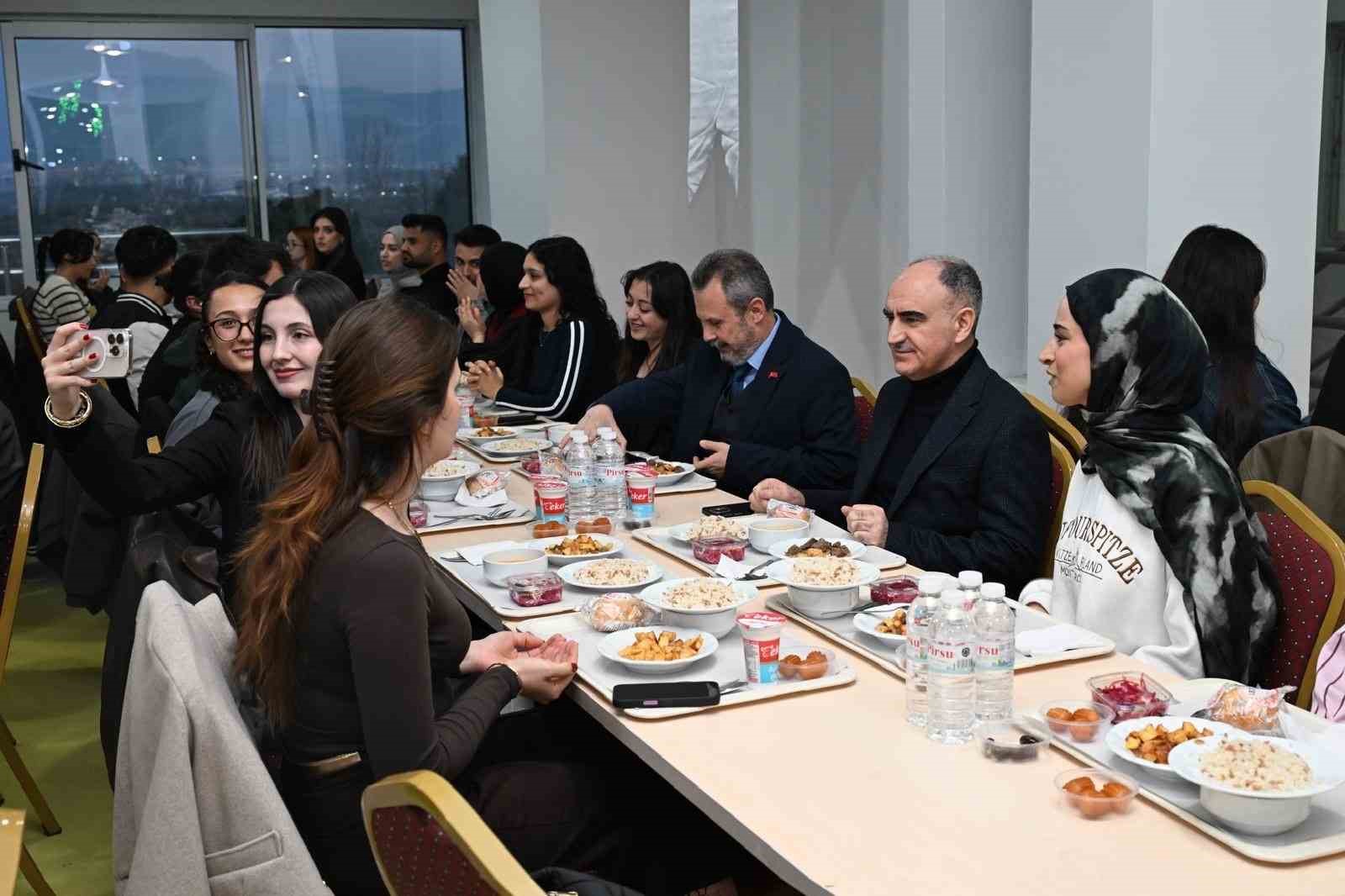 Vali Özkan Manisa CBÜ’lü öğrencilerle iftarda buluştu
