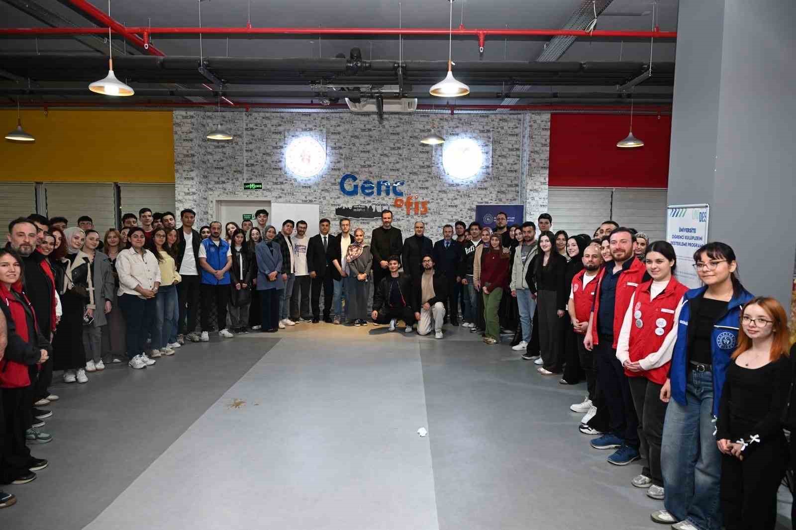 Vali Özkan Manisa CBÜ’lü öğrencilerle iftarda buluştu
