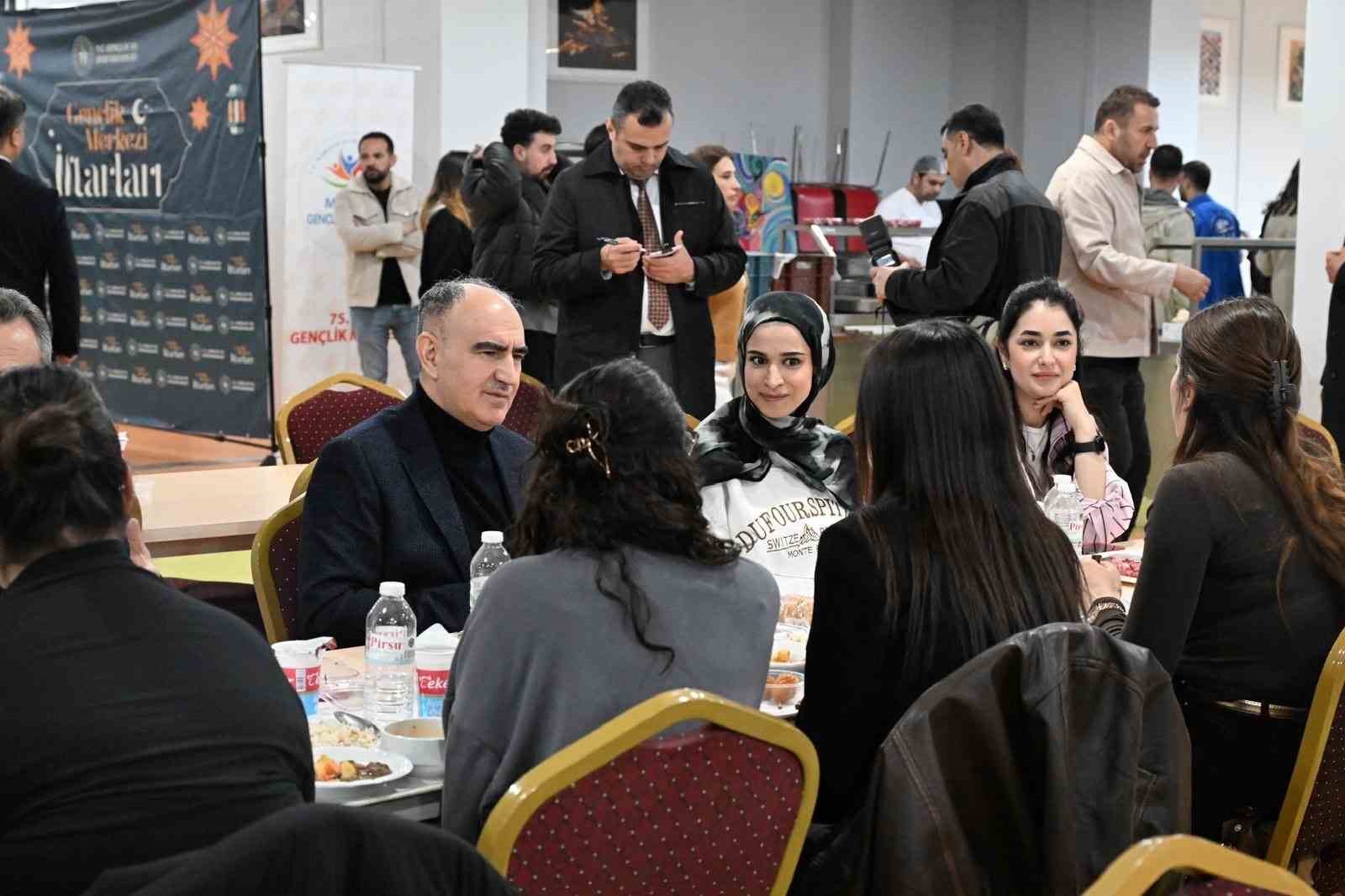 Vali Özkan Manisa CBÜ’lü öğrencilerle iftarda buluştu
