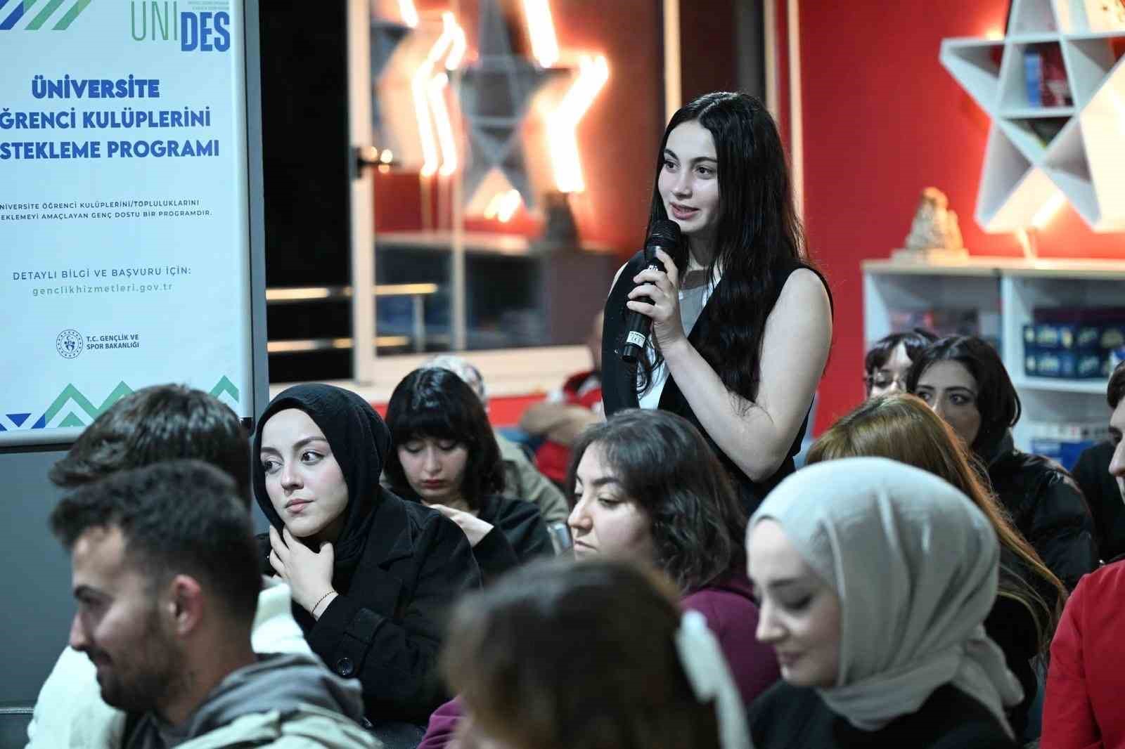 Vali Özkan Manisa CBÜ’lü öğrencilerle iftarda buluştu
