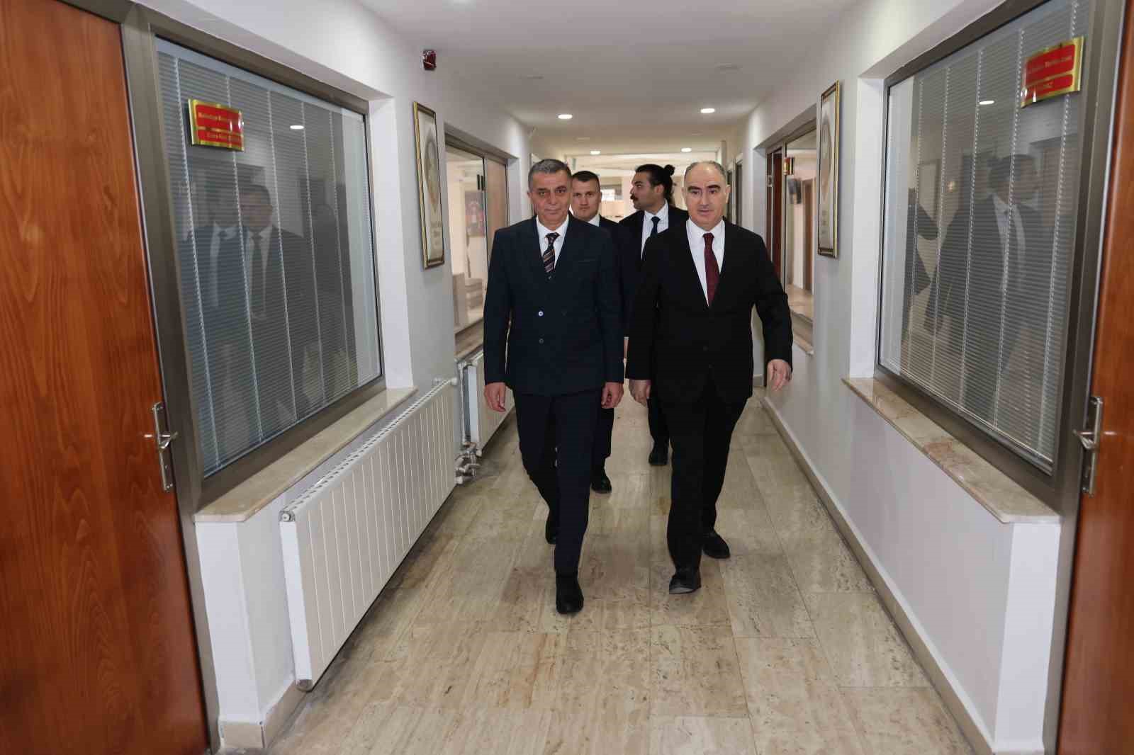 Vali Özkan ve Başkan Şimşek yatırımlar hakkında fikir alışverişi yaptı
