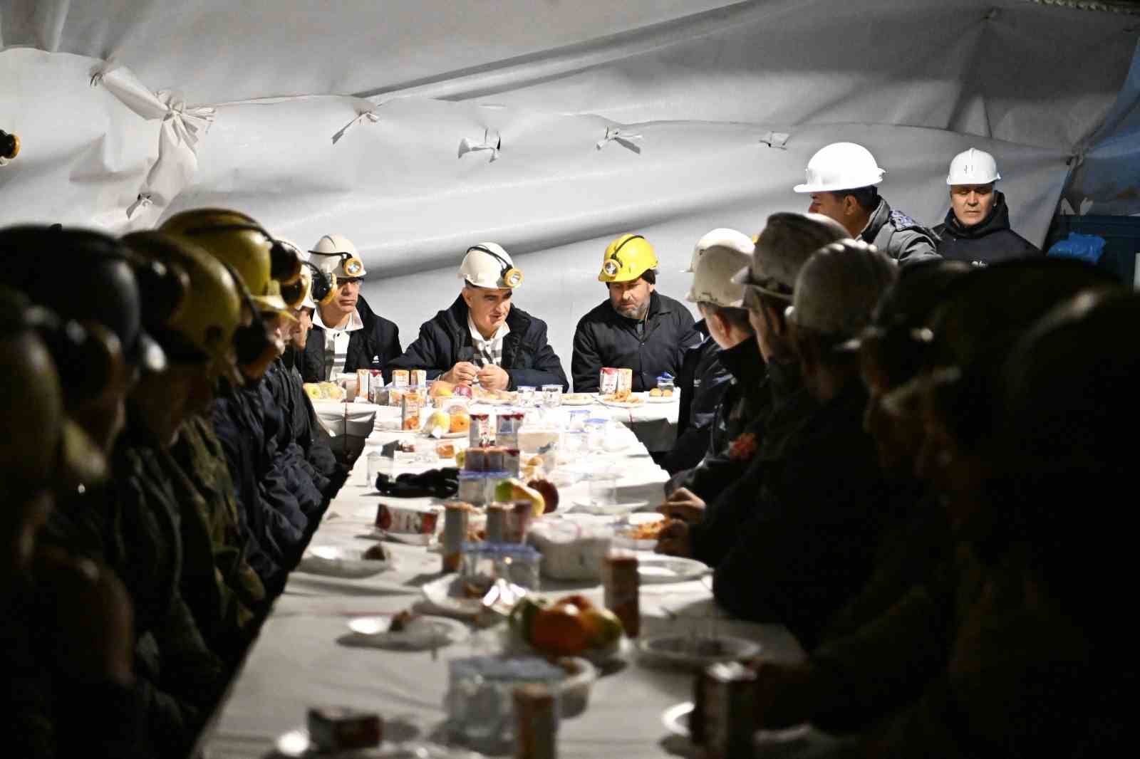 Vali Özkan, yeni yılı madencilerle birlikte karşıladı
