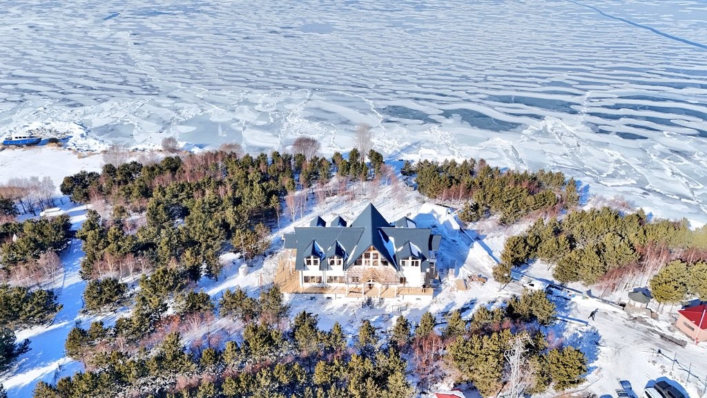 Vali Polat, Kütük ev inşaatını inceledi
