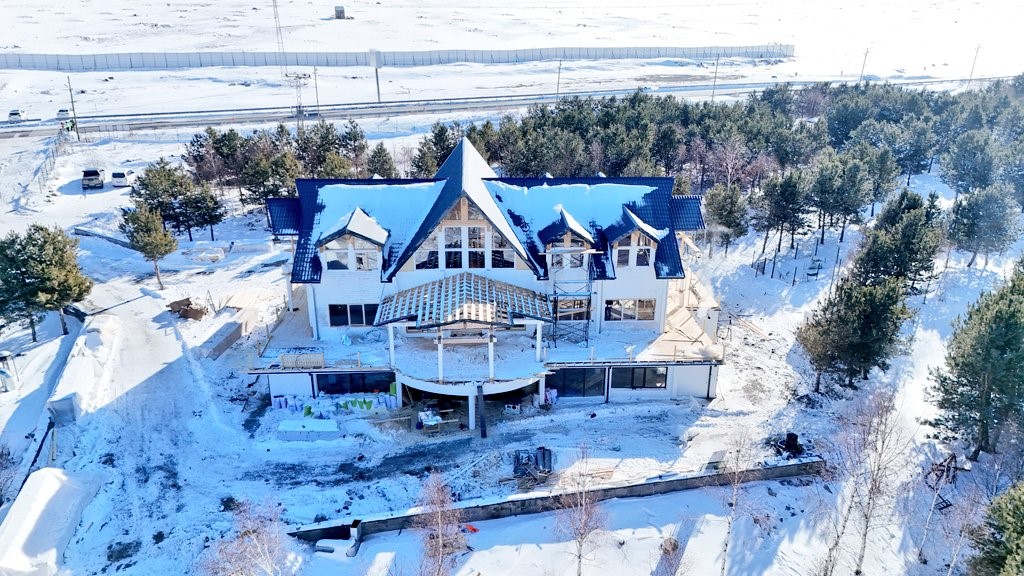 Vali Polat, Kütük ev inşaatını inceledi
