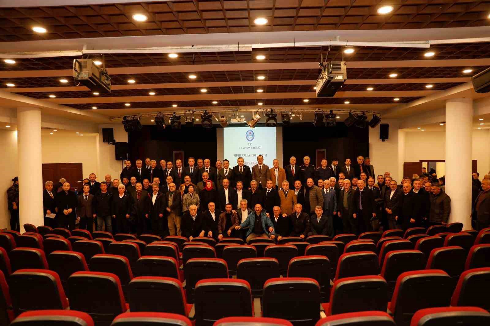 Vali Şahin Akçaabat’ta muhtarlarla buluştu
Vali Şahin Akçaabat’ta muhtarlarla buluştu