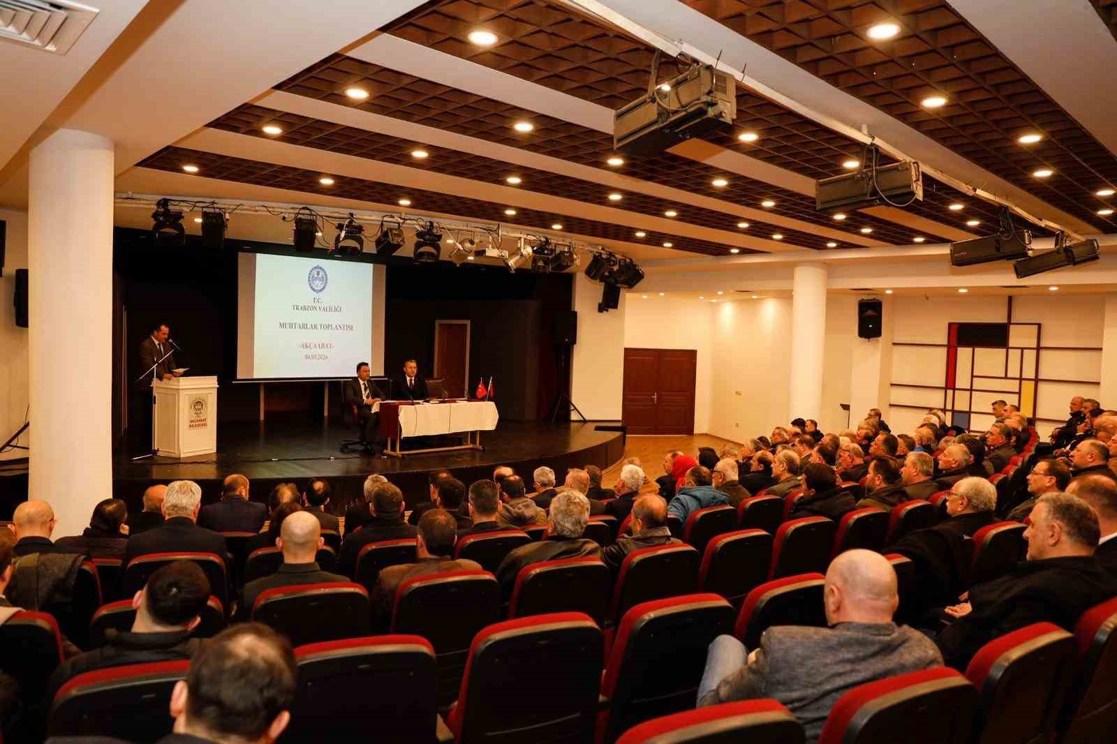 Vali Şahin Akçaabat’ta muhtarlarla buluştu
Vali Şahin Akçaabat’ta muhtarlarla buluştu